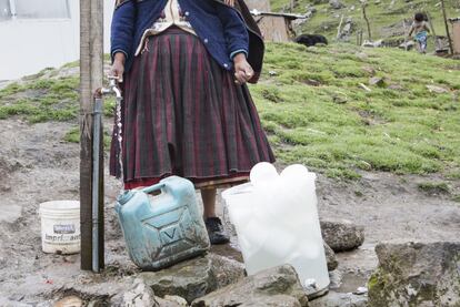 En pueblos como Chuicuni Bajo, cerca de la mina, el agua escasea. Los vecinos se quejan de que está contaminado, afectando su salud y a sus fincas.