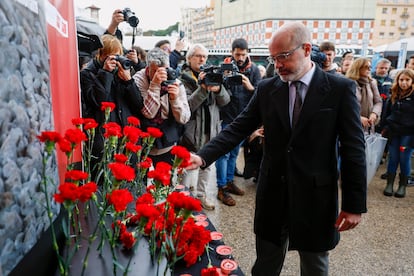 El delegado del Gobierno en Madrid, Francisco Martín, deja un clavel rojo en memoria de los fallecidos durante el acto de homenaje a las víctimas de los atentados del 11 de marzo de 2004 en la Estación de Madrid Atocha este martes.