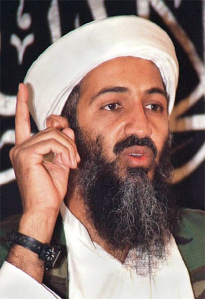 Fotografía de archivo, de 1998, que muestra a Osama Bin Laden. Un diario francés asegura que el líder de Al Qaeda ha muerto de tifus.