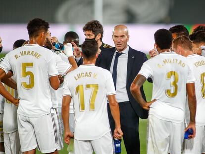 Zidane habla con sus jugadores durante una pausa del partido Real Madrid-Alavés.