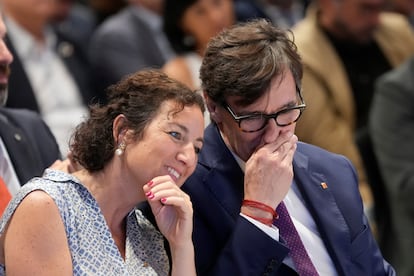 El president de la Generalitat, Salvador Illa, y la consellera de Economía, Alícia Romero, durante el acto de presentación del informe anual sobre la evolución de la economía catalana.