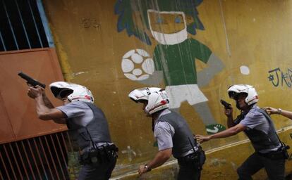 Un grupo de polic&iacute;as efect&uacute;a un dispositivo de seguridad en S&atilde;o Paulo.