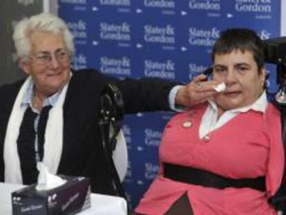 Lynette Rowe, una mujer de 50 años que nació sin extremidades luego que su madre (i) tomara talidomida para las náuseas durante el embarazo, llora durante una rueda de prensa.