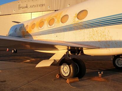 Uno de los aviones privados que fueron rociados con pintura por activistas de 'Just Stop Oil' en Londres.