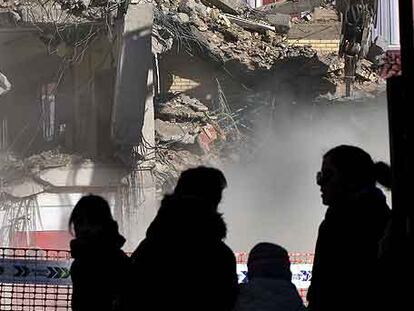 Trabajos de demolición del edificio que sufrió un hundimiento en el colegio Sagrado Corazón.