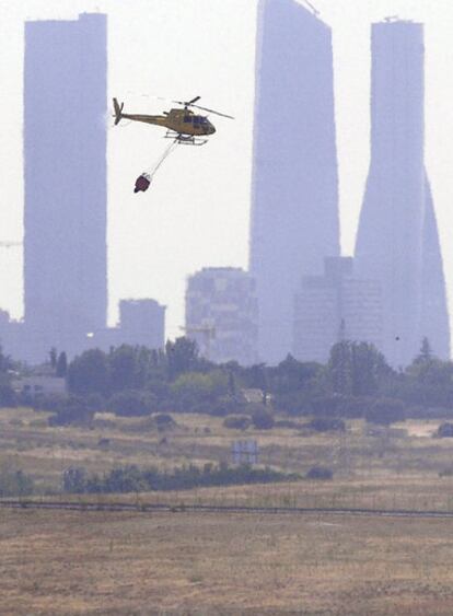 Un helicóptero sobrevolaba ayer el aeropuerto de Barajas.