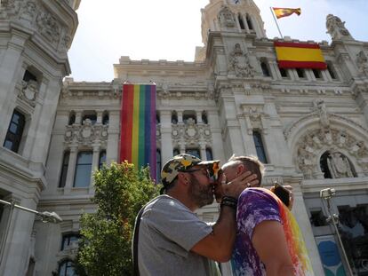 Fachada del Ayuntamiento de Madrid, con las banderas del Orgullo y de España.