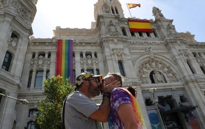 Fachada del Ayuntamiento de Madrid, con las banderas del Orgullo y de España.