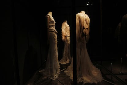 Varios de los vestidos que lució Frida. De los baños y los baúles abiertos en 2004 salieron 6.000 fotos, casi 200 prendas de vestir y montones de medicamentos, corsés, documentos, joyas…