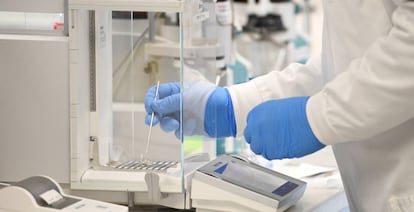 Un técnico de laboratorio en las instalaciones de AstraZeneca. 