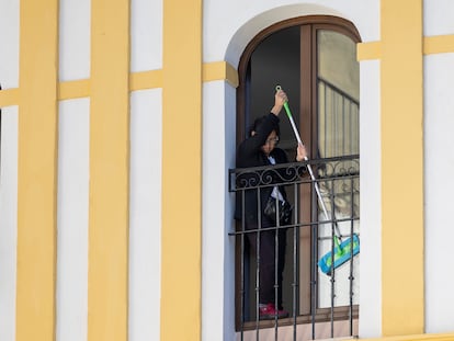 Una mujer trabaja en la limpeza de las ventanas de un hotel de Sevilla, este viernes.