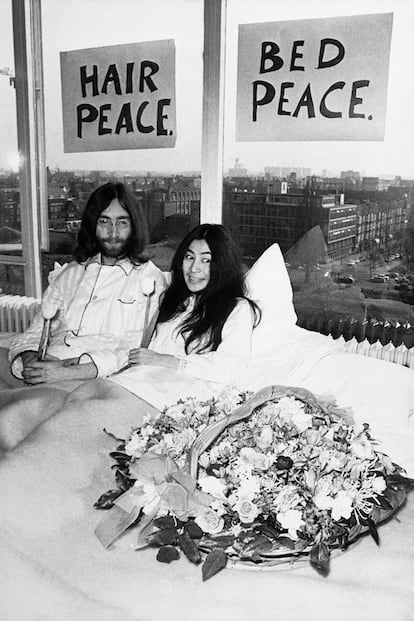 John Lennon y Yoko Ono

"Déjate crecer el pelo" o "qúedate en la cama" eran algunas de las consignas hippies popularizadas por la pareja más controvertida de los 70. Haciendo honor a su obsesión por el pelo largo, la pareja lo lucía de forma muy similar (Yoko un poco más largo y oscuro, pero muy parecidos al fin y al cabo). El peluquero de los Beatles incluso llegó a confesar que cuando estaba con Yoko Ono, John Lennon solo le dejaba que le cortara las puntas. En enero de 1970 ambos se raparon el pelo en Dinamarca volviendo a compartir look.