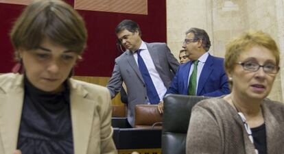 De izquierda a derecha, las consejeras de Fomento y Hacienda, Al fondo, los populares Carlos Rojas y Juan Ignacio Zoido.