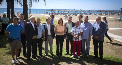 Díaz, con políticos y empresarios de playa en Torremolinos (Málaga).