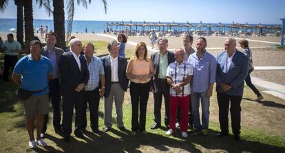 D&iacute;az, con pol&iacute;ticos y empresarios de playa en Torremolinos (M&aacute;laga). 