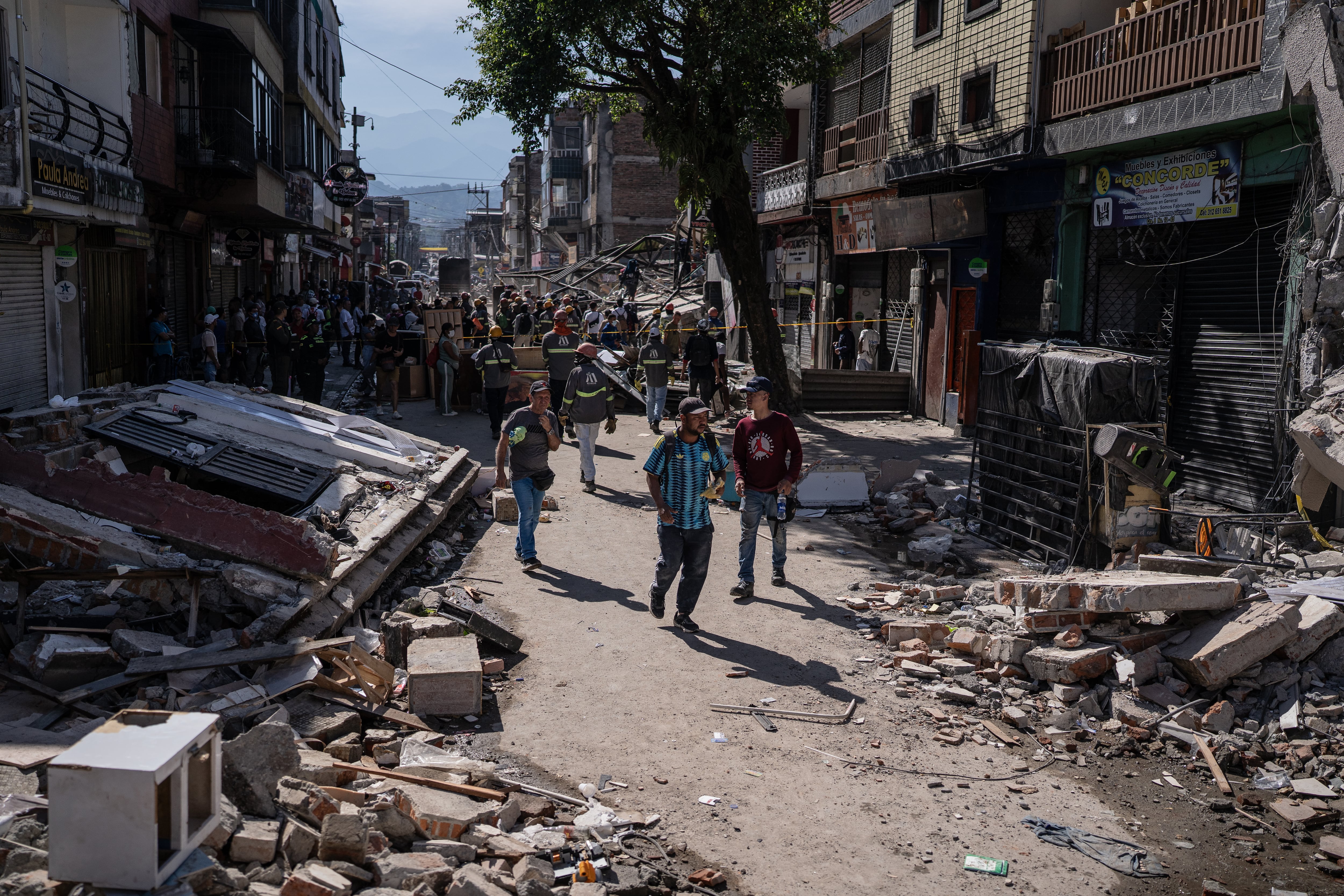Calles con escombros de los edificios colapsados en el centro de Pereira, este martes.