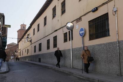 Uno de los edificios afectados por el proyecto, situado en la calle Mar de Bering de Hortaleza. Al fondo, la iglesia de San Mat&iacute;as. 