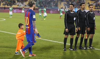Murtaza Ahmadi, con Messi, en diciembre de 2016 en Doha (Qatar).