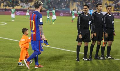 Murtaza Ahmadi with Messi in Doha in December 2016.