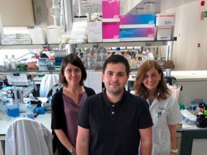 El expaciente de enfermedad de Crohn Javier Casado, junto a la Dra Elena Ricart del Hospital Cl&iacute;nic de Barcelona (derecha) y la investigadora del Idibaps Azucena Salas (izquierda).