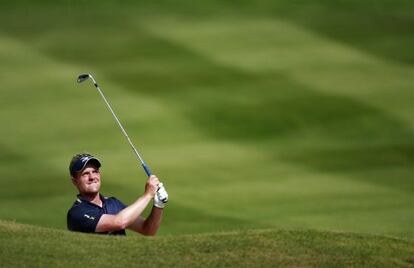 Luke Donald ejecuta un golpe durante su participación en el BMW PGA en el club de Wentworth, en Surrey (Reino Unido).