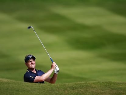 Luke Donald ejecuta un golpe durante su participación en el BMW PGA en el club de Wentworth, en Surrey (Reino Unido).