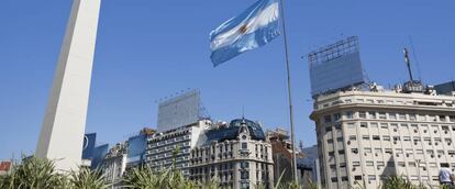 Bandera argentina en la Plaza del Obelisco de Buenos Aires.