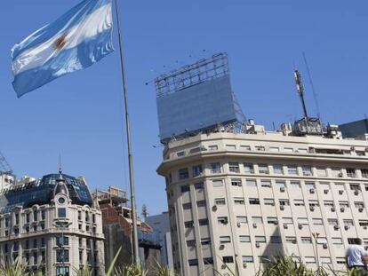 Bandera argentina en la Plaza del Obelisco de Buenos Aires.