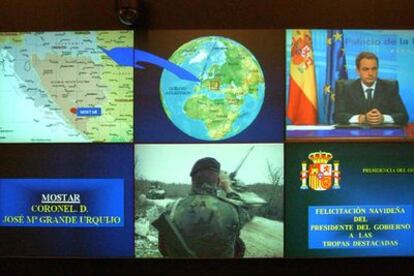 Instante de la videoconferencia entre Zapatero y el coronel Grande, responsable de las tropas españolas en Mostar.