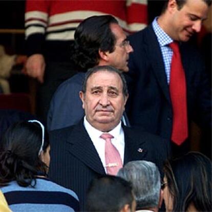 Jesús Gil, en el palco del Vicente Calderón, durante los actos de celebración del centenario del Atlético. 

/GORKA LEJARCEGUI