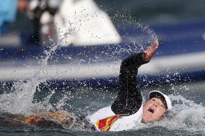 La patrona del equipo Tamara Echegoyen, nada a tierra tras saltar al agua,