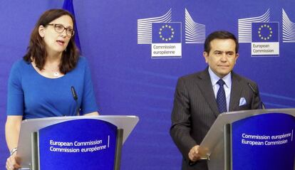 La comisaria europea de Comercio, Cecilia Malmström y el secretario de economía de México Ildefonso Guajardo en 2015.