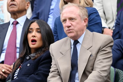 La actriz Salma Hayek disfrutó del partido desde las gradas del All England Lawn Tennis and Croquet Club junto a su marido, el empresario francés François-Henri Pinault, presidente del conglomerado de marcas de lujo Kering y uno de los hombres más ricos de Francia.