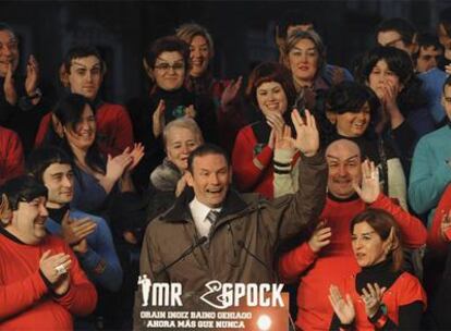 Ibarretxe saluda al modo de<i> Star Trek </i>y bromea con su parecido con Mr Spock, ayer, en una concentración de <i>fans</i> de la serie.