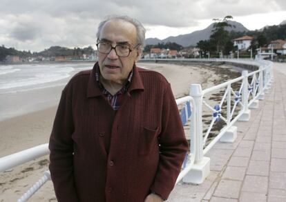 Gregorio Peces Barba pasea por el Paseo de la Marina en Ribadesella, Asturias en 2006.