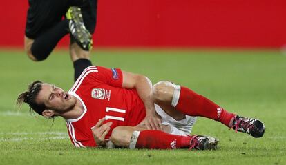  Gareth Bale se queja de un lance del partido.