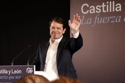 El presidente de la Junta de Castilla y León y candidato del PP a la reelección, Alfonso Fernández Mañueco, ha dicho este domingo que está "muy satisfecho con el resultado" obtenido en las elecciones, aunque con 31 escaños -dos más que en 2019-, ha asumido que tendrá que "dialogar con todos", en referencia a Vox (13), ya que es la única suma que le valdría para gobernar.