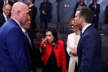 De izquierda a derecha, el embajador de EE UU ante la OTAN, Matthew Whitaker, el ministro de Defensa alemán, Boris Pistorius, su homóloga española, Margarita Robles, la secretaria general adjunta de la OTAN, Radmila Sekerinska, y el secretario de Defensa de EE UU, Pete Hegseth, este jueves en Bruselas.