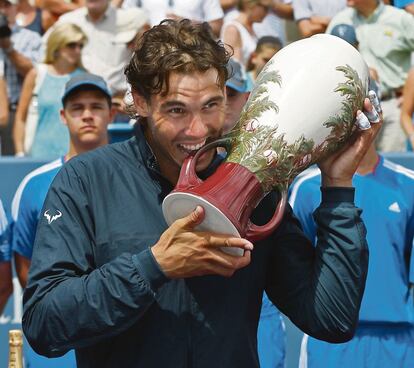 Rafael Nadal, con el trofeo de campeón en Cincinnati.