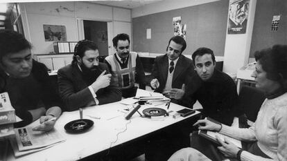 Fernando Martos (a la izquierda) en una reunión de asociaciones de vecinos en 1976.