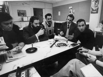 Fernando Martos (a la izquierda) en una reunión de asociaciones de vecinos en 1976.