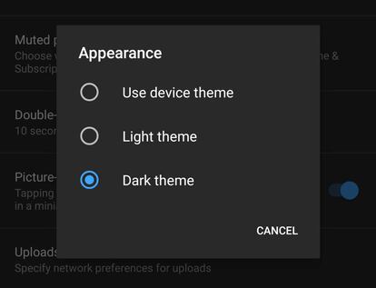 YouTube: modo oscuro automático.