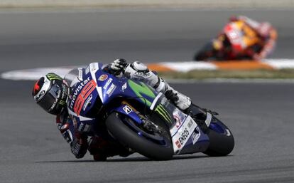 Lorenzo, con Márquez en segundo plano, en Brno.