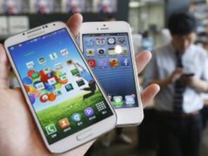 Un dispositivo Samsung Galaxy S4 y el iPhone 5 de Apple.