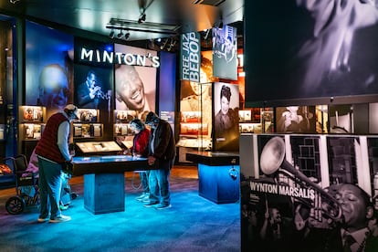 Varias personas visitan el Museo Nacional de Música Afroamericana de Nashville.