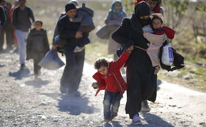 Un grupo de refugiados se dirigen a la frontera serbia desde Gevgelija (Macedonia).