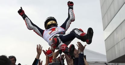 El equipo de Marc Márquez mantea al campeón del mundo en Motegi.