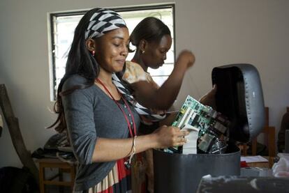 Dos participantes en uno de los talleres del Jerry Clan Togo. 