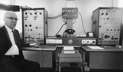 Boris Hagelin, con un máquina de cifrado de mensajes, en 1980.