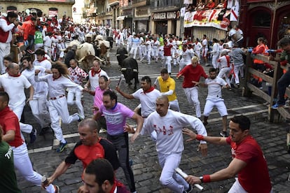 Los toros de Victoriano del Río han arrollado este jueves a numerosos mozos en el quinto encierro de los Sanfermines, en el que los corredores han tenido más opciones de correr delante de las astas de los toros, al dividirse la manada en tres partes en la última parte de la calle Estafeta. Se han registrado un herido por asta y cinco traslados por contusiones, según las primeras informaciones.